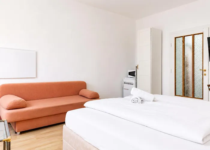 Comfortable One Bedroom In Apartment *