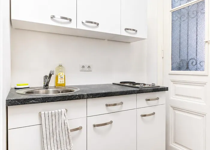 Comfortable One Bedroom In Apartment *