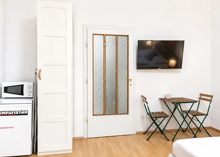 Comfortable One Bedroom In Apartment *